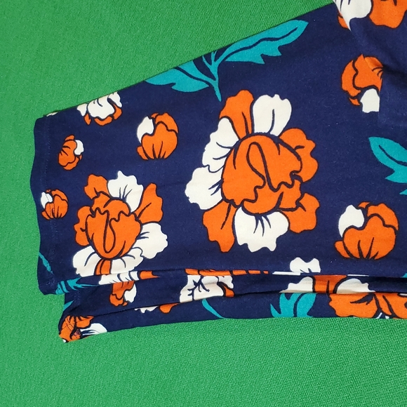 LuLaRoe tall and curvy blue floral leggings - Picture 3 of 7